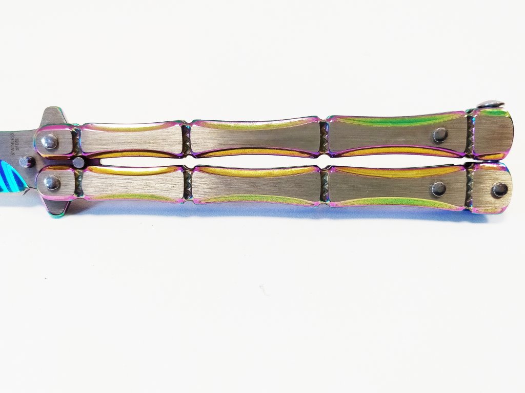 Coltello Butterfly Dead Fingers Rainbow – Dettaglio impugnatura skeleton argento e rainbow