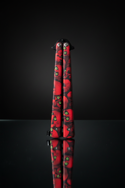 Butterfly Knife chiuso – Vista frontale, sfondo scuro specchio
