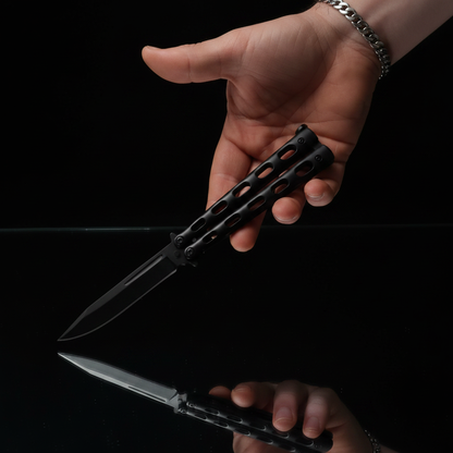 Butterfly Knife con mano - Sfondo Scuro