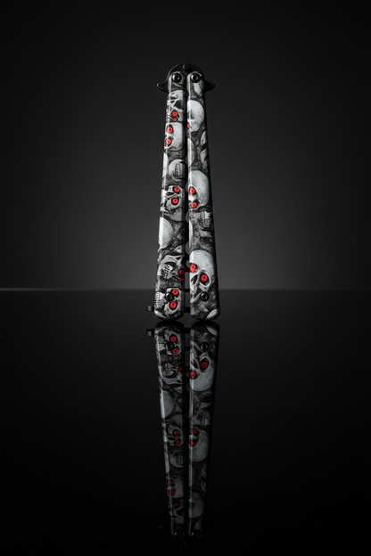 Butterfly Knife Grey-White Skull chiuso – Sfondo scuro specchio