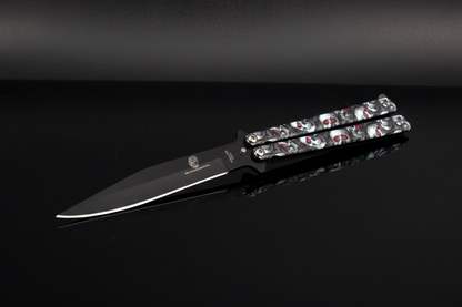 Butterfly Knife Grey-White Skull – Foto reale, sfondo scuro specchio