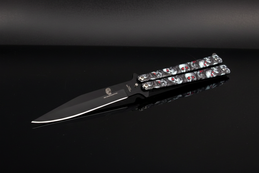 Butterfly Knife Grey-White Skull – Foto reale, sfondo scuro specchio