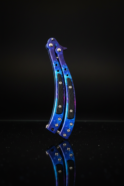 Curved Nebula Blue – Vista chiusa, sfondo scuro specchio