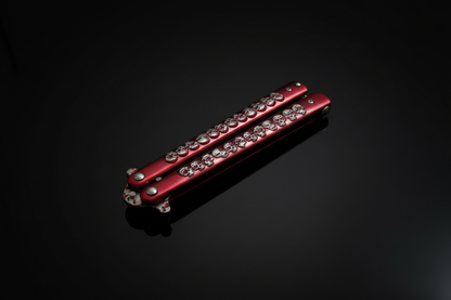 Death Grip Red – Vista chiusa, sfondo scuro specchio