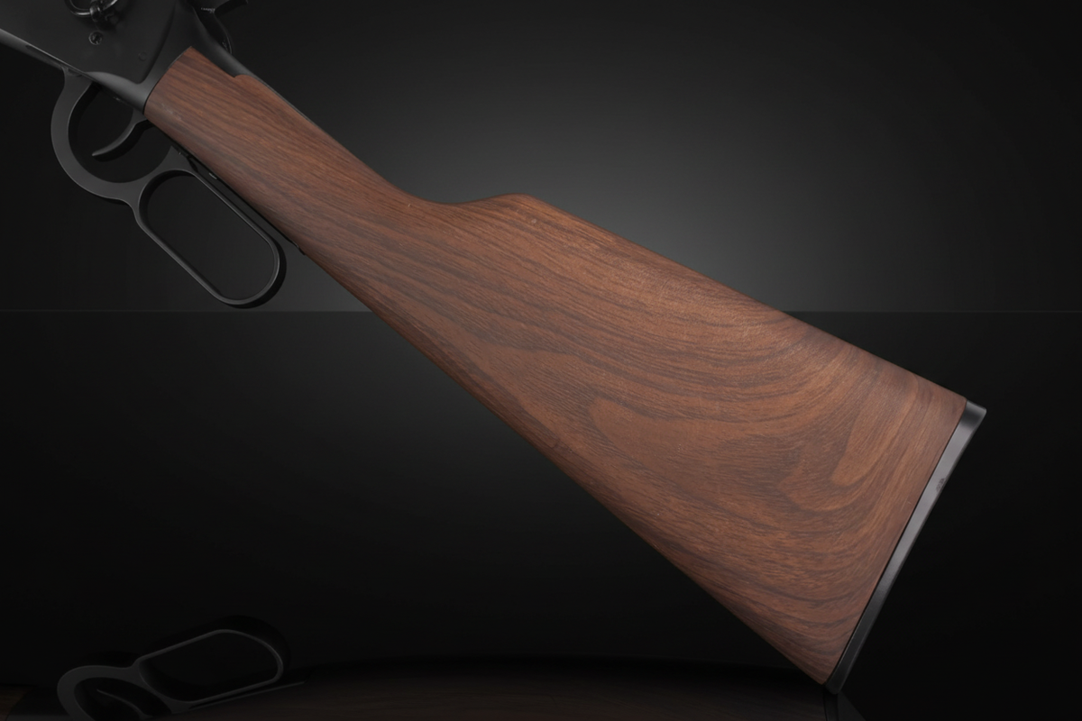 Double Bell Winchester M1894 – Dettaglio calcio, sfondo scuro specchio