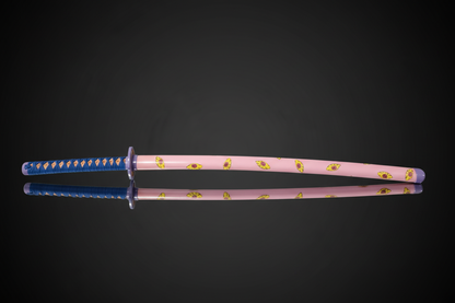 Replica cosplay katana Kokushibou Demon Slayer con fodero in legno rosa decorato con motivi floreali gialli e occhi – impugnatura blu con avvolgimento a diamanti e tsuba lilla – sfondo scuro con piano a specchio