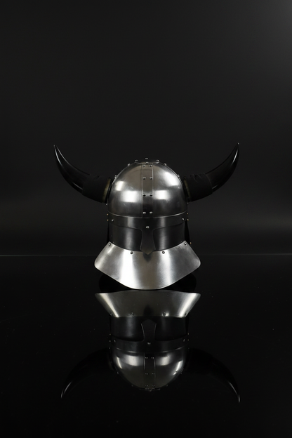 Wikinger-Helm aus Stahl von hinten mit echten Ochsenhörnern – ornamentale mittelalterliche Replik
