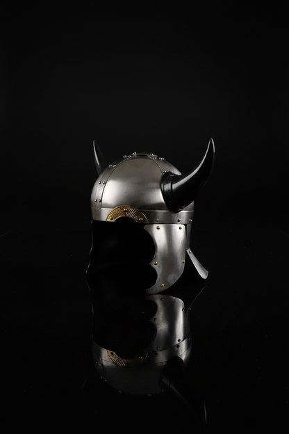 Casque viking en acier vu de dos avec cornes et décorations dorées – réplique ornementale médiévale