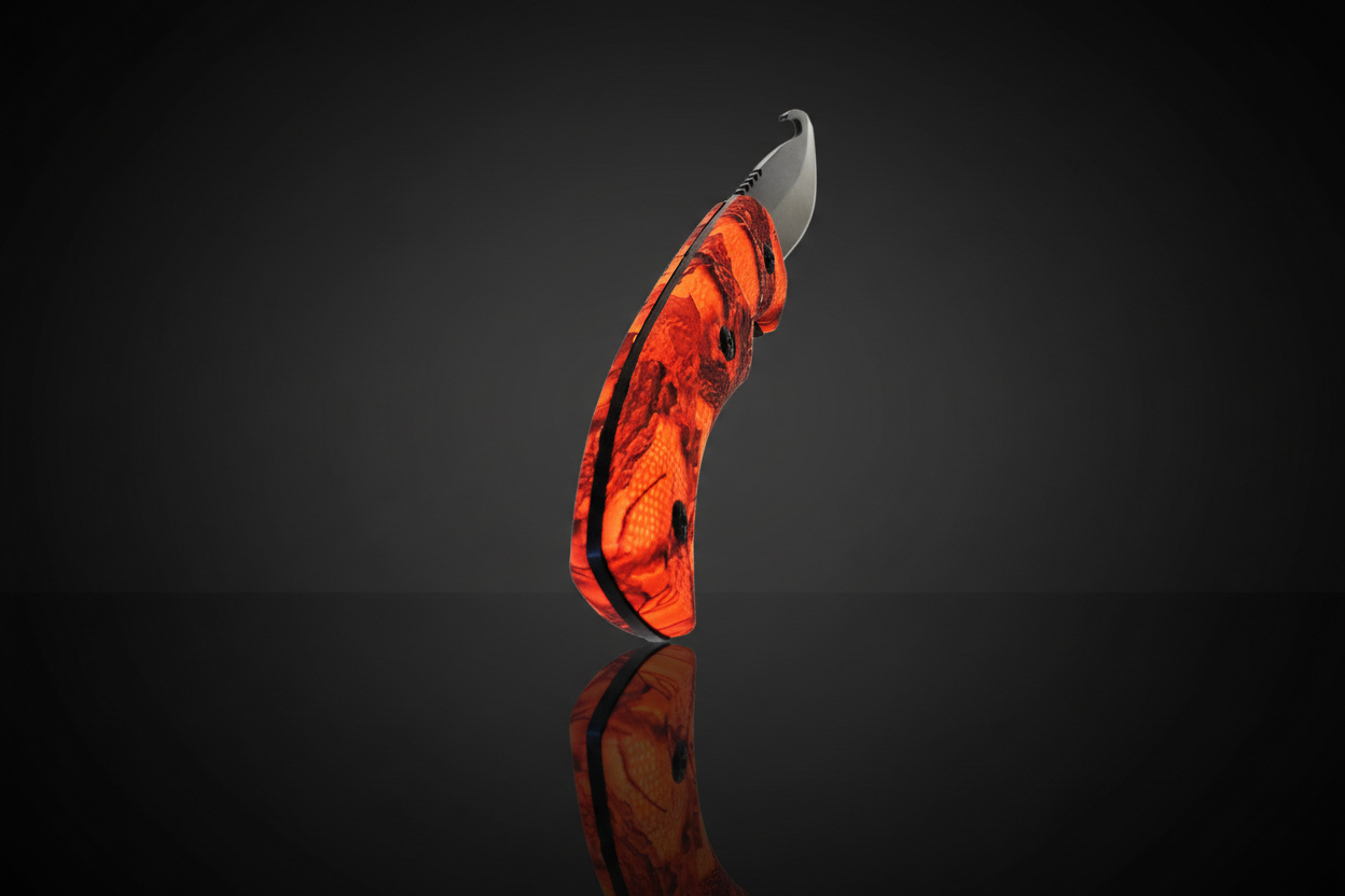 Couteau Skinner à lame fixe avec manche camouflage orange antidérapant – vue latérale – fond sombre avec effet miroir