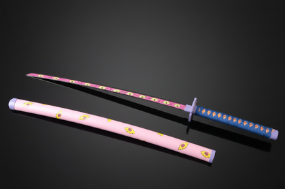 Katana Kokushibou Demon Slayer replica in acciaio al carbonio con lama decorata a fiori rosa e fodero in legno rosa con motivi floreali gialli, impugnatura in legno blu con avvolgimento a diamanti – sfondo scuro con piano a specchio