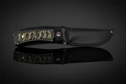 Couteau à lame fixe Cougar Collection avec manche ABS noir et cordura camouflage entrelacée inséré dans sa gaine en Cordura noire avec bouton-pression – fond sombre avec effet miroir