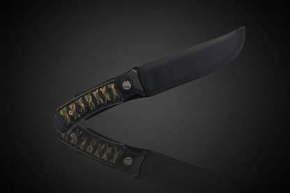 Coltello survival Black Viper nel fodero in Cordura nera con attacco cintura – impugnatura ABS con cordura mimetica intrecciata antiscivolo visibile – sfondo scuro con piano a specchio
