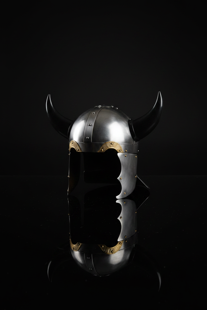Casque viking en acier avec pointe et décorations dorées – réplique ornementale médiévale