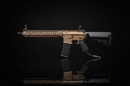 EMG Daniel Defense DDM4 HPA Dark Earth – vista laterale su sfondo scuro con piano a specchio