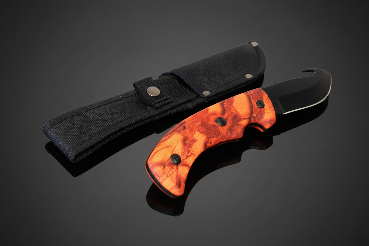Jagdmesser mit festem Skinner-Blatt und orangefarbenem Tarngriff mit schwarzer Cordura-Scheide – dunkler Hintergrund mit Spiegeleffekt