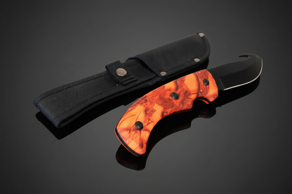 Jagdmesser mit festem Skinner-Blatt und orangefarbenem Tarngriff mit schwarzer Cordura-Scheide – dunkler Hintergrund mit Spiegeleffekt