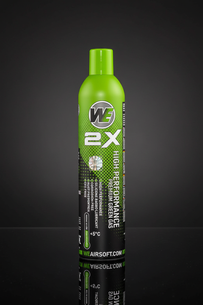 Bombola Green Gas WE 2.0 da 800 ml su sfondo scuro e piano a specchio