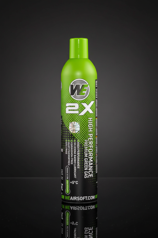 Bombola Green Gas WE 2.0 da 800 ml su sfondo scuro e piano a specchio