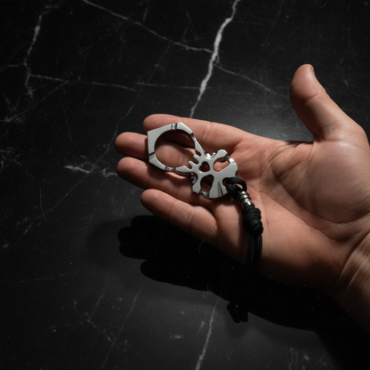 Portachiavi teschio in acciaio per difesa personale tenuto in mano