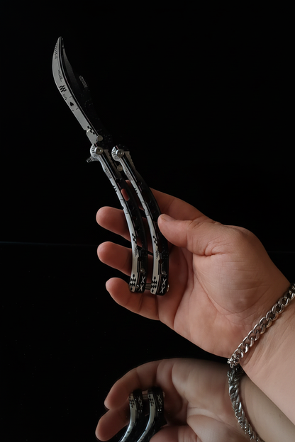 Schmetterlingsmesser Trainer aus Stahl in der Hand – Größenvergleich, stumpfe Klinge zum Üben