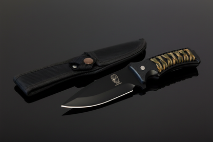 Coltello tattico Cougar Collection a lama fissa nera in acciaio 420 con impugnatura ABS mimetica antiscivolo e fodero in Cordura nera – sfondo scuro con piano a specchio