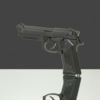 Pistola softair a gas M9 Vertec Blowback nera - vista laterale sinistra su sfondo scuro piano a specchio