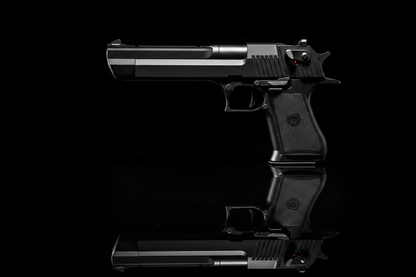 Double Bell Desert Eagle 779S pistola airsoft gas blowback vista laterale sinistra su sfondo scuro con piano a specchio