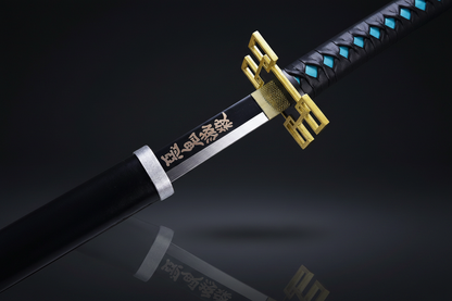 Katana Muichiro Tokito – Dettaglio tsuba dorata e impugnatura blu-verde