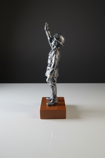 Statuetta Benito Mussolini saluto romano in resina argentata - vista laterale