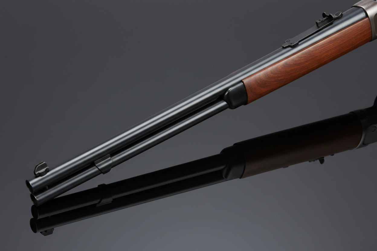 Double Bell Winchester M1894 dettaglio canna brunita su sfondo grigio scuro con piano a specchio
