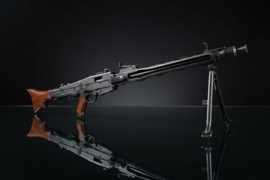 Replica MG42 airsoft full metal con calcio in legno vero e bipode pieghevole su sfondo scuro con piano a specchio