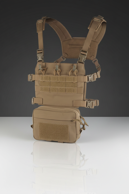 Pettorina tattica softair Big Foot R Assault Chest Rig Tan - vista 3/4 con sistema MOLLE e tasca utility su sfondo scuro piano a specchio