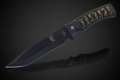 Coltello militare tattico Black Viper con lama clip-point nera da 16cm in acciaio inox 420, incisione testa di leone e scritta Stainless Steel, impugnatura con cordura mimetica – sfondo scuro con piano a specchio