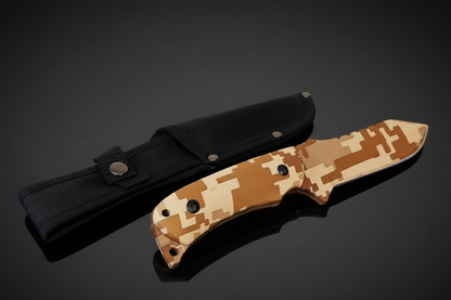 Taktisches Messer Desert Storm mit feststehender Klinge und digitalem Wüstentarn-Muster auf Klinge und ABS-Griff neben schwarzer Cordura-Scheide – dunkler Hintergrund mit Spiegeleffekt