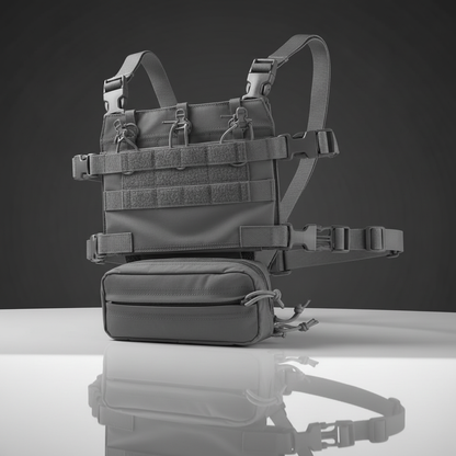 Pettorina tattica softair Big Foot R Assault Chest Rig Grigio - dettaglio pannello MOLLE con fibbie e tasca utility su sfondo scuro piano a specchio