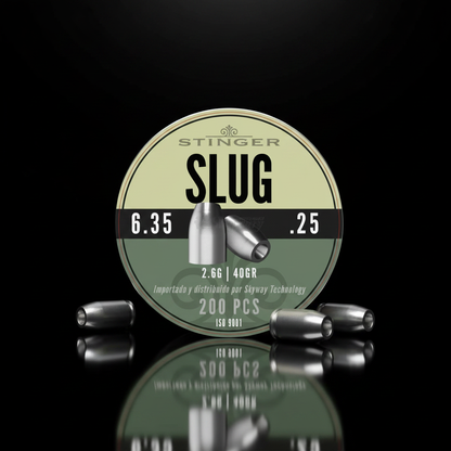 Stinger Slug piombini 6,35mm 2,6g 200pz su sfondo scuro con piano a specchio