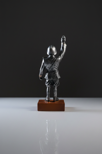 Statuetta Benito Mussolini saluto romano in resina argentata - vista posteriore