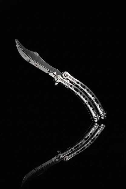 Coltello butterfly trainer in acciaio non affilato – vista laterale aperta, ideale per allenamento balisong