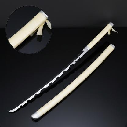 Katana Inosuke Hashibira senza tsuba su piano specchio