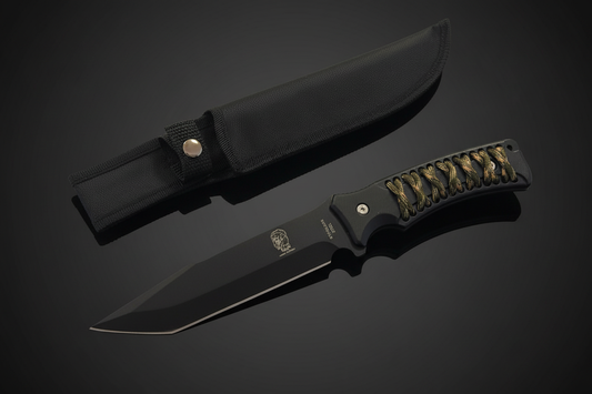 Coltello da caccia professionale Black Viper Cougar Collection a lama fissa nera in acciaio 420 con impugnatura ABS e cordura mimetica intrecciata, accanto al fodero in Cordura nera – sfondo scuro con piano a specchio