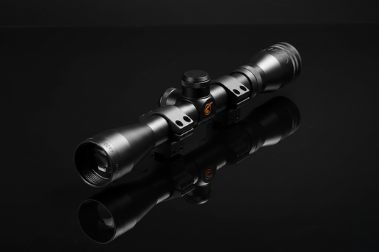 Cannocchiale Gamo LC4x32WR con scritta Gamo e 4x32 visibili - ottica tattica nera con attacchi 11mm su sfondo scuro