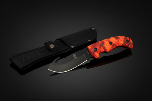Coltello Skinner mimetico rosso con lama nera e fodero Cordura su sfondo scuro con piano a specchio