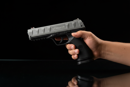 Chiappa LTL Bravo 5.75 - vista laterale con mano per proporzioni