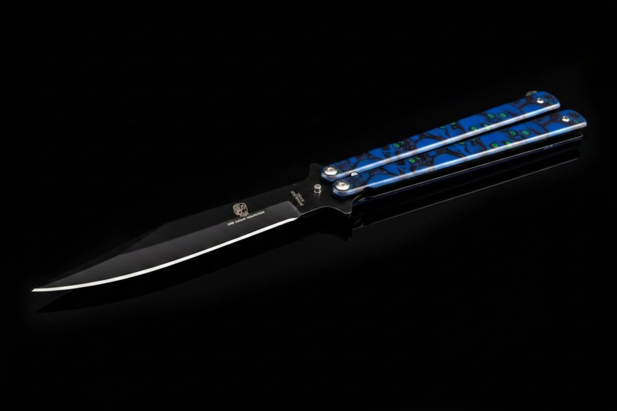 Coltello Butterfly Teschi Blu — sfondo scuro a specchio