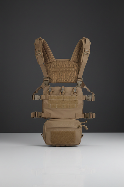 Pettorina tattica softair Big Foot R Assault Chest Rig colore Tan con sistema MOLLE su sfondo scuro piano a specchio