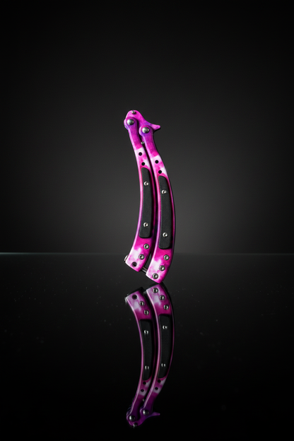 Coltello Butterfly Curved Galaxy Pink – Vista chiusa, sfondo scuro specchio