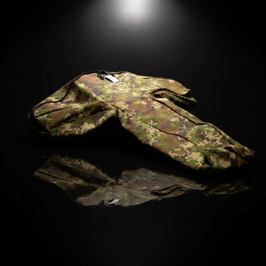 Custodia per balestra in Cordura vegetato 98x76cm - vista dall'alto su sfondo scuro