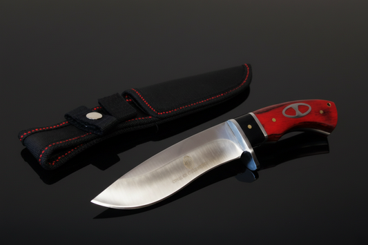 Coltello a lama fissa con impugnatura in vero legno rosso e fodero in Cordura nera su sfondo scuro con piano a specchio