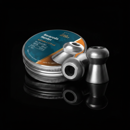 H&N Sport Baracuda Hunter piombini hollow point 4,5mm 400pz su sfondo scuro con piano a specchio