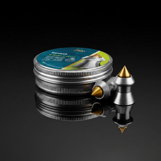 H&N Sport Hornet piombini punta dorata 6,35mm 150pz su sfondo scuro con piano a specchio